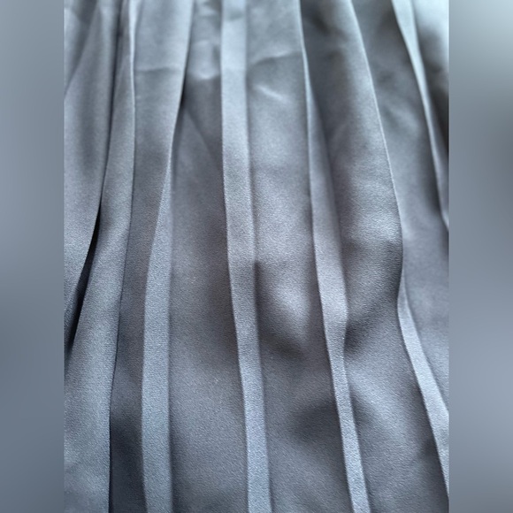 Uniqlo blue pleated midi skirt - Picture 3 of 9